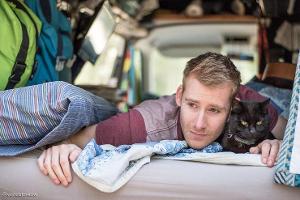 Vanlife-Aussteiger mit Katze und Campingbus