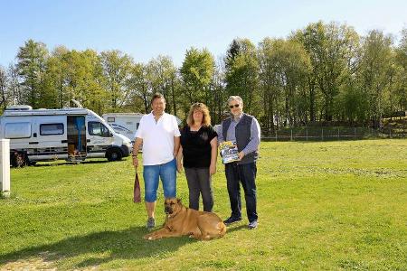 Gastgeber Thei und Silke Scherner mit Hund Leopold und Bürgermeister Mathias Haas