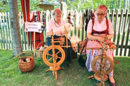 Vorführung des Spinnzirkels Eberbach im Park