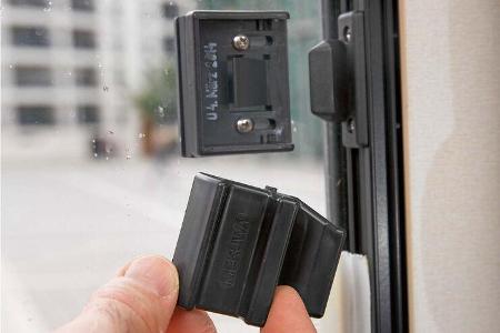 Bei einem Einbruch in den Euro Mobil Integra Line 690 HB sprang der Riegel ab beim Schiebefenster rechts im Fahrerhaus
