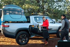 Rivian R1T mit ausziehbaren Küchenmodul