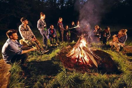 Wer sitzt nicht gerne am Lagerfeuer und röstet Marshmallows? Wir haben einige Rezepte für ein ganzes Menü zusammengestellt, ...