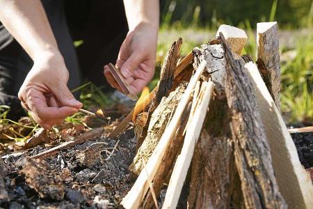 Wo darf ich Feuer machen? Illegales Feuermachen ist teuer. In Brandenburg beispielsweise gibt es Strafen bis zu 20 000 Euro....