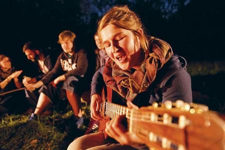 Später am Abend: Das Lagerfeuer brennt gemütlich aus – bei Musik, Geschichten und Getränken.