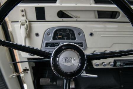 1965er Toyota FJ45 Land Cruiser mit V8-Motor