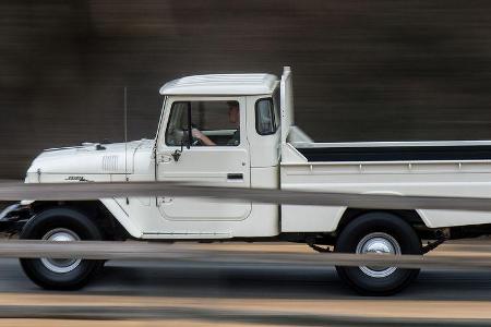 1965er Toyota FJ45 Land Cruiser mit V8-Motor