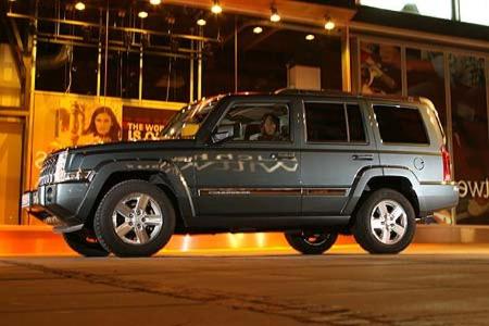 Obwohl nur wenige Zentimeter länger, wirkt der Commander weit stattlicher als der zivilere Bruder Grand Cherokee.