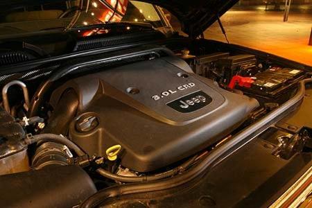 Der kultivierte 3,0 Liter-Diesel-V6 stammt aus dem Mercedes G.