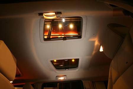 Zwei kleine Glasdächer bringen Licht in den Innenraum.