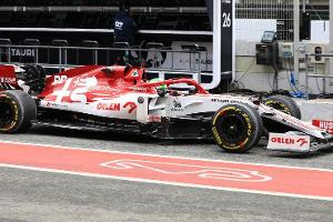 Red Bull und Alfa Romeo im Kies