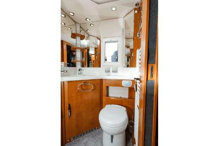 Badezimmer mit viel Stauraum, Kassettentoilette und Warmwasserheizung.