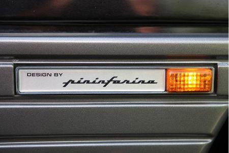 Raffinierter Pininfarina-Schriftzug mit integriertem Blinker.