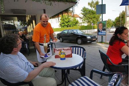 Am Ende eines aufregenden Tages serviert Kellner Gino vom Eis-Café Tutti Frutti in Neusäss Gelati à la Casa.