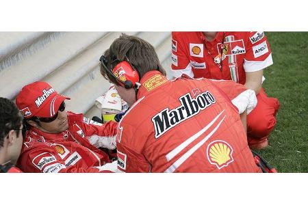 Letzte Vorbereitungen in der Ferrari-Ecke: 