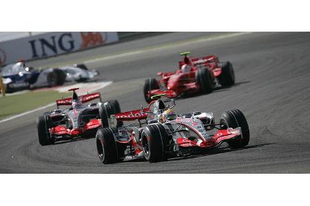 Alonso setzt auf Doppeldeckung. Er mauert gegen Räikkönen.
