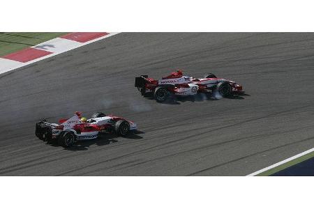 Ralf Schumacher müht sich seinerseits vergebens gegen den Japaner