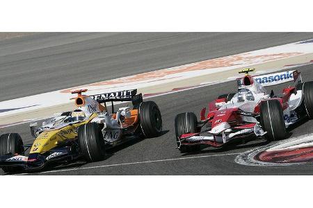 Giancarlo Fisichella kassiert eine Tiefschlag gegen Jarno Trulli.