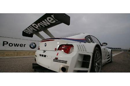Die ganz auf optimale Downforce ausgerichtete Aerodynamik eilt dem Z4 zu Hilfe.