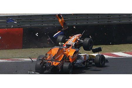 Yamamoto testete mit seinem Spyker die Crash-Sicherheit des Renault-Hecks.