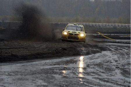 Nur die gelben Suzuki stachen noch etwas aus dem grauen Schlamm heraus. Auch sportlich lief es mit zwei Punkteplätzen ordent...