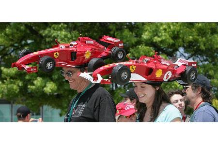 Ach ja â Stichwort Ferrari ... da war doch was. Richtig: Amerikanische Fans tragen ausgefallene Kopfbedeckungen.