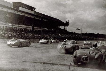 Vor vollen Zuschauerrängen: Startfeld der Zweiliter-Sportwagen beim Nürburgring-GP 1952.