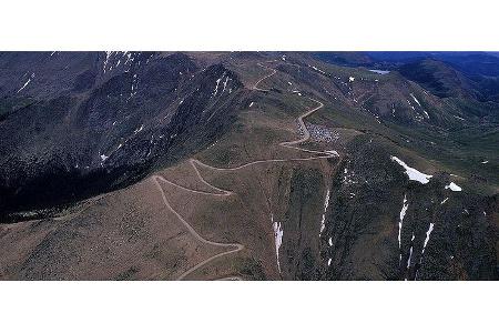 Über knapp 20 Kilometer und 156 Kurven schlängelt sich die Piste ...