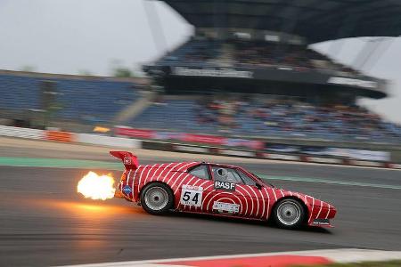 Beim Revival Deutsche Rennsportmeisterschaft waren wieder zahlreiche BMW M1 am Start, die beim Herunterschalten spektakulär ...