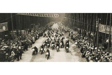 Schwerpunkt waren in den Anfangsjahren Motorradrennen. Hier ist der Massenstart zur Deutschen Clubmeisterschaft 1932 zu sehen.