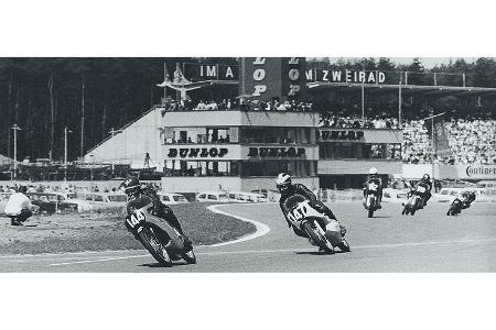 1966 bei dem Motorrad GP: Taveri (144) und Reed (147) kämpfen um die Führung in der 125er Klasse.