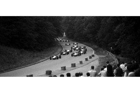 Der Formel 2 Pulk 1968 in der Ostkurve, angeführt von Jochen Rindt.