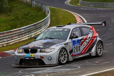 BMW 135d GTR - Startnummer: #208 - Bewerber/Fahrer: Nick Barrow, Richard Corbett, Jamie Morrow, Dave Cox - Klasse: AT