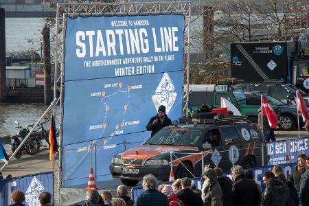 Bevor es losgeht, muss jedes Auto über die eigens auf dem Fischmarkt aufgestellte Startrampe rollen.