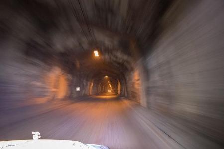 Auch der recht grobschlächtig in den Fels geschlagene Nordkap-Tunnel kurz vor Honningsvåg ist ein Teil davon.