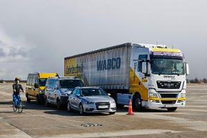 Lkw-Abbiegeassistenten im Test