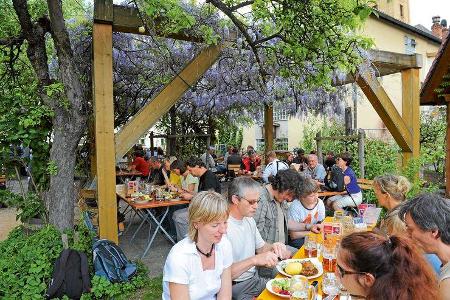 Zu Tisch im Biergarten der Klosterbrauerei Weißenohe.