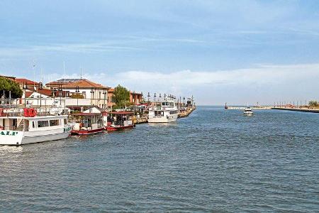 In Porto Garibaldi tarten die Schiffsausflüge ins Po-Delta und in die Valli di Comacchio.