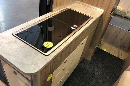 Allen Megamobil-Bussen gemeinsam ist eine Küchenzeile mit 85-Liter-Kühlschrank, Spüle, Zweiflamm-Kocher und Piezo-Zündung.