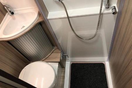 Außerdem verfügen sie alle über ein Bad mit WC, Waschbecken und einer Schwenkwand.