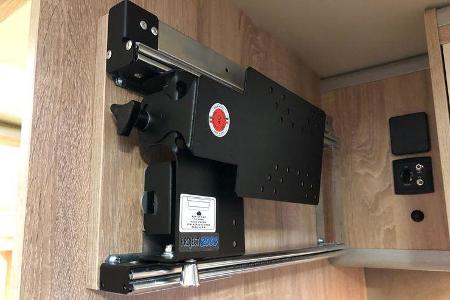 Optional können die Megamobil-Fahrzeuge mit TV-Halterung geliefert werden, wie hier im Megasport 640.