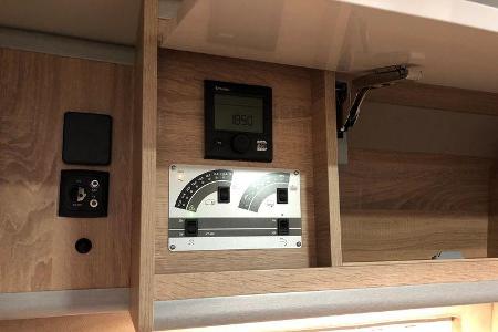 Das Bedienpanel für die Bordtechnik befindet sich im Dachstauraum über der Sitzgruppe.