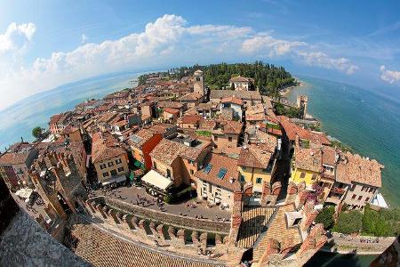 Das malerische Sirmione liegt auf einer Halbinsel am Südufer.