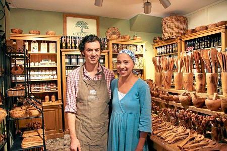 In Malcésine dreht sich alles um Oliven .Antonio Consolini und seine Frau verkaufen in ihrem Laden allerlei Produkte.