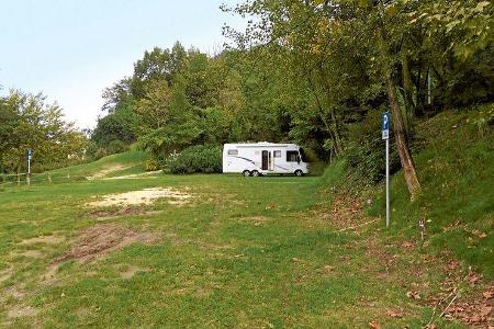 Salo: der Wiesenstellplatz am Parcheggio Paradiso.
