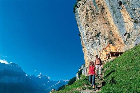 Berggasthöfe, Wasserfälle und gigantische Aussichten, hier vom Säntis auf die sieben Churfirsten.