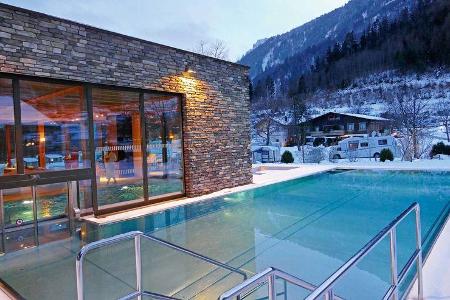 Schwimmbad und Sauna-Haus des Alpencamping Nenzing.