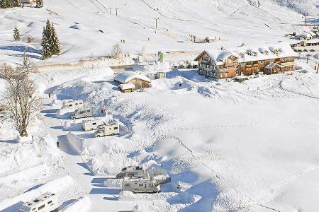 Stellplatz in Balderschwang am winterlichen Alpengasthof.