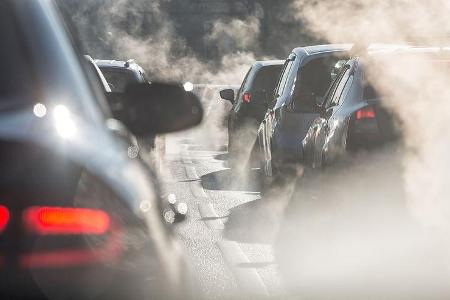 11/2018, Auto-Abgase Innenstadt-Stau Auspuff Adobe Stock