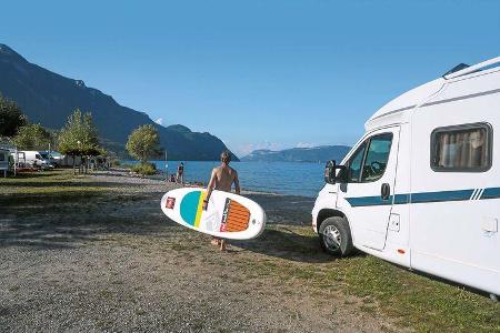 Stand Up Paddling beim Camping L’Île Aux Cygnes.
