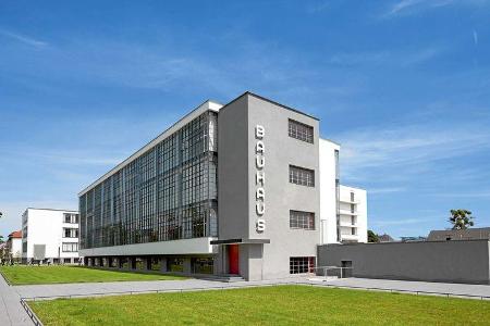 Das ehemalige Unigebäudein Dessau beherbergt heute eine Ausstellung über das Bauhaus.